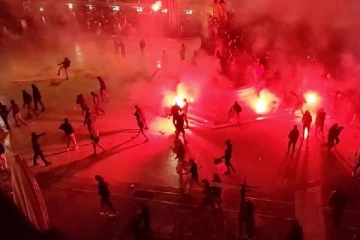 கலவர பூமியான நகரம்... தெருக்களில் திரண்ட ரசிகர்களால் வெடித்த மோதல்