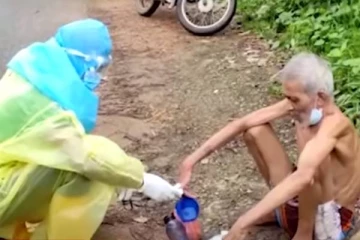 உடல்நிலை சரியில்லாத தந்தையை நடுவீதியில் தவிக்கவிட்டுச் சென்ற மகள்!