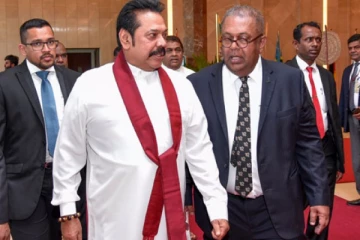 மங்களவின் மறைவு செய்தி கேட்டு  அதிர்ச்சியடைந்த பிரதமர் மஹிந்த!