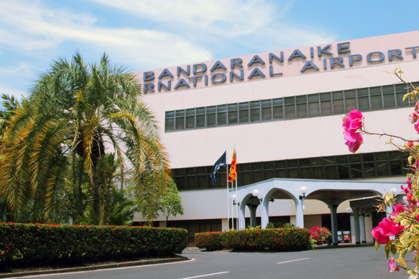 வெளிநாட்டிலிருந்து வந்த மூவர் இலங்கையில் அதிரடி கைது | Three Foreigners Arrested In Sri Lanka வெளிநாட்டிலிருந்து வந்த மூவர் இலங்கையில் அதிரடி கைது | Three Foreigners Arrested In Sri Lanka