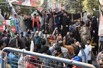 இம்ரான் கானை கைது செய்யப் போராடும் பொலிஸார்: தடுத்து நிறுத்தும் ஆதரவாளர்கள்