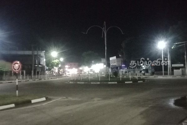 முல்லைத்தீவில் போக்குவரத்துக்கு இடையூறாக அமைந்த செயல் - பொதுமக்கள் விசனம் (Photos) | Traffic Obstruction In Mullaithivi Public Complain