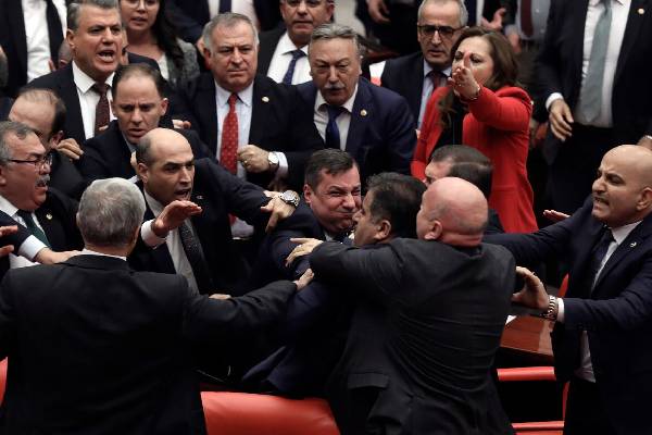 துருக்கி அரசியல் அதிர்ச்சி ; கைகலப்பாக மாறிய வாக்குவாதம் | Turkey Political Shock Argument Turns Into Brawl