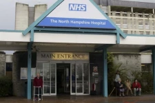 பச்சிளம் குழந்தைக்கு பிரித்தானிய மருத்துவ ஊழியரின் கொடுஞ்செயல்: வாழ்நாள் முழுவதும் பாதிப்பு