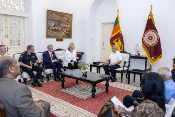 ජනපති අද හමුවූ විශේෂ පිරිස (PHOTOS)