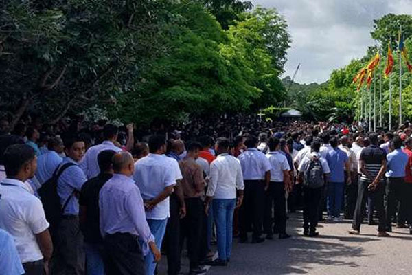 கட்டுநாயக்க விமான நிலையத்தில் இடம் பெற்ற போராட்டம் | Protest At Katunayake Airport