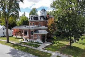 கனடாவில் கனவு இல்லமாக விசித்திர இடத்தை கொள்வனவு செய்த குடும்பம்