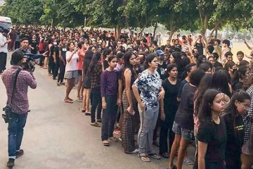 மாணவிகளின் குளியல் காட்சிகள் வெளியான விவகாரம் - பல்கலைக்கழகத்தை மூட உத்தரவு