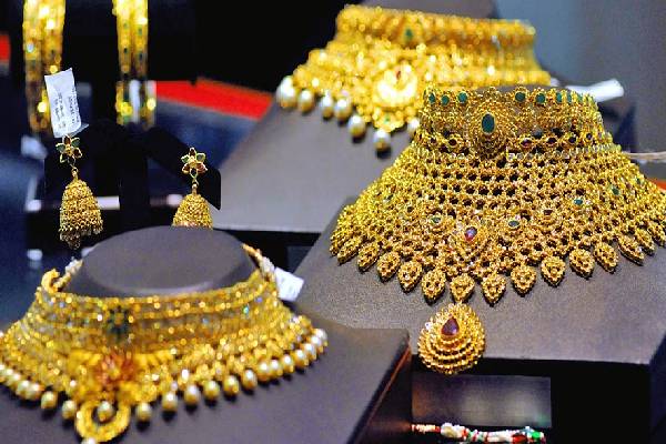 பெண்களே அவதானம்; இந்த பொருட்களை மற்றவர்கள் கண்களில் படும்படி வைக்கவே கூடாதாம்! | These Itemshouse Should Not Be Kept Others