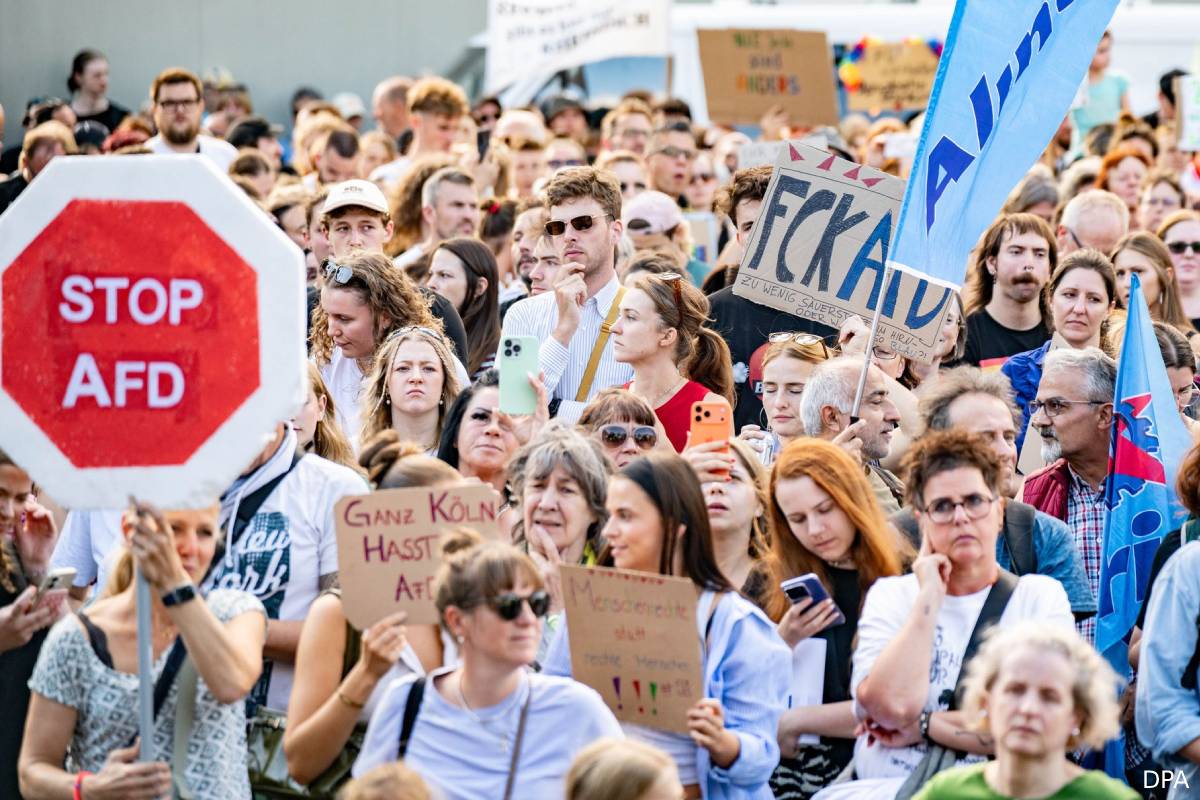 AfD கட்சியின் வெற்றிக்கு எதிராக ஆயிரக்கணக்கானோர் ஆர்ப்பாட்டம் | Thousands Of People Protest After Afd Election Win AfD கட்சியின் வெற்றிக்கு எதிராக ஆயிரக்கணக்கானோர் ஆர்ப்பாட்டம் | Thousands Of People Protest After Afd Election Win