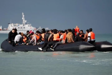 ஆங்கில கால்வாயை கடக்க முயன்ற 128 அகதிகள் மீட்பு