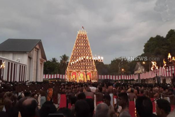 வள்ளி தெய்வானையுடன் சப்பைரதத்தில் எழுந்தருளிய முருகப்பெருமான்! (Photos) | Jaffna Nallur Kandaswamy Kovil Sabairatha Festival