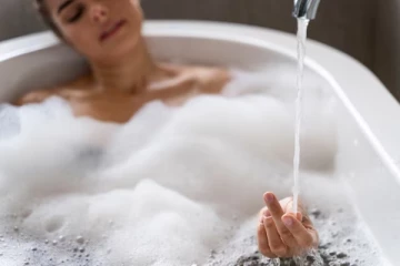 கனடாவில் குளிப்பதற்கு குறைந்தளவு நீர் பயன்படுத்துமாறு கோரிக்கை; எங்கு தெரியுமா