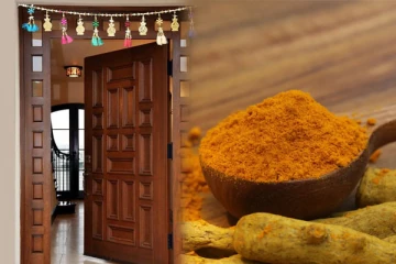 வீட்டு வாசலில் இதை தூவினால் போதும்...! பணம் மழையாய் கொட்டிக்கொண்டே இருக்குமாம்