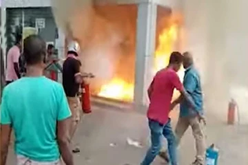 எரிபொருள் நிரப்பு நிலையத்தில் திடீரென பற்றிய தீ