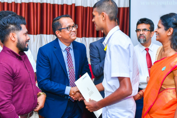 வறிய மாணவர்களுக்கு உதவிக்கரம் நீட்டும் ஜனாதிபதி நிதியம் | Presidential Fund Extends A Helping Poor Students