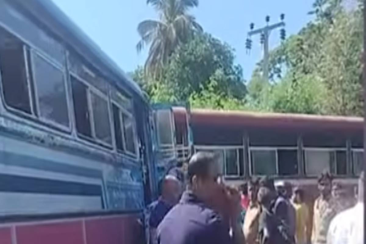 இரு பேருந்துகள் நேருக்கு நேர் மோதி கோர விபத்து! 12 பேர் வைத்தியசாலையில் அனுமதி - ஆபத்தான நிலையில் ஒருவர் | Dambulla Matale Road Two Bus Accident