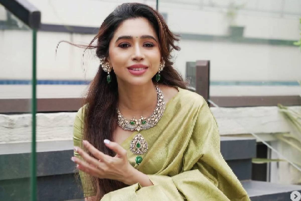 விவாகரத்தாகாமல் ஆணோடு ஒரே கலர் டிரஸ் அணிந்து சென்றால் எப்படி!! விளாசிய ஆர்த்தி.. | Aarti Ravi Shares Cryptic Instagram Response விவாகரத்தாகாமல் ஆணோடு ஒரே கலர் டிரஸ் அணிந்து சென்றால் எப்படி!! விளாசிய ஆர்த்தி.. | Aarti Ravi Shares Cryptic Instagram Response