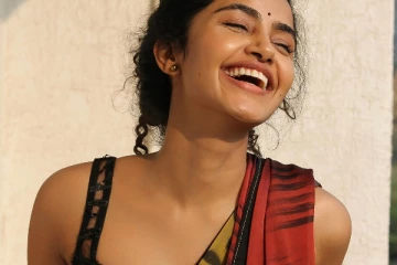 அனுபமா ஸ்லீவ்லெஸ் சேலையில் சுண்டி இழுக்கும் புகைப்படங்கள்