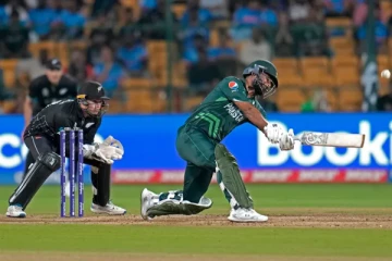 402 ரன்கள் இலக்கு! 200 மட்டுமே எடுத்து வெற்றி பெற்ற பாகிஸ்தான்