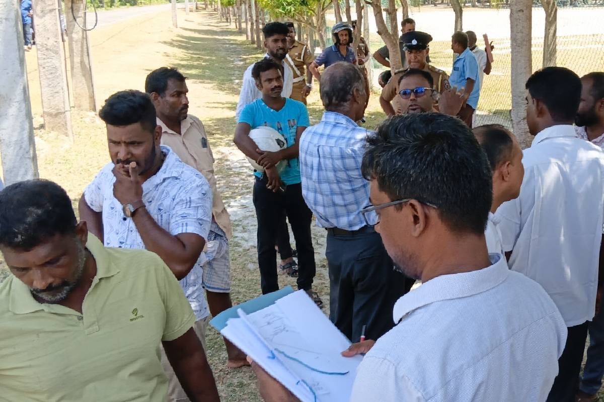 யாழில் இந்திய மசாஜ் நிலையம் அமைக்க 20 ஏக்கர் அரச காணி.. கடும் எதிர்ப்பு வெளியிடும் மக்கள்! | Vadamaratchi People Oppose Land To Indian Firm யாழில் இந்திய மசாஜ் நிலையம் அமைக்க 20 ஏக்கர் அரச காணி.. கடும் எதிர்ப்பு வெளியிடும் மக்கள்! | Vadamaratchi People Oppose Land To Indian Firm