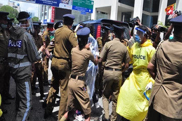 தகாத தொழிலில் ஈடுபடும் பெண்போல் மனைவியை நடிக்கச் செய்து கணவன் செய்த மோசமான செயல்: நால்வர் கைது