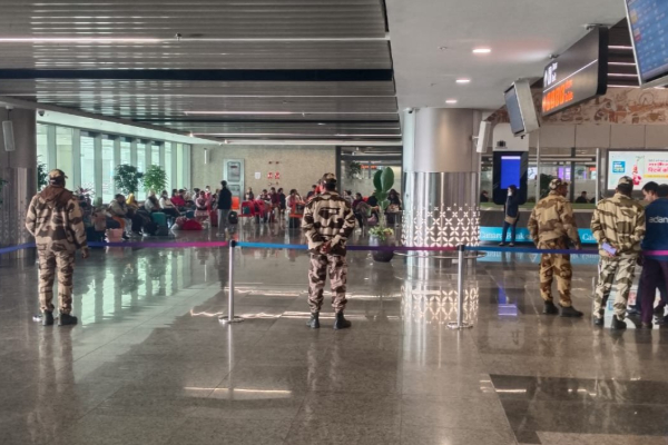 புறப்பட்ட சிறிது நேரத்திலேயே அவசரமாக தரையிறக்கப்பட்ட விமானம்.. 238 பேருடன் நடுவானில் பரபரப்பு | Plane Mein Bomb Agdogra Airport Issue