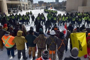 கனடாவில் காவல்துறை - பொதுமக்கள் மோதல்! பலர் கைது!