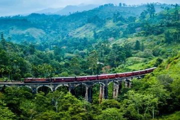 சுற்றுலாப் பயணிகளுக்கு அதிசொகுசு ரயில் சேவை திட்டம்