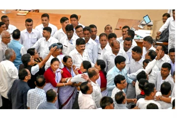 சட்டப்பேரவையில் ஆபாச படம் பார்த்த பாஜக எம்எல்ஏ - எதிர்க்கட்சிகள் அமளி