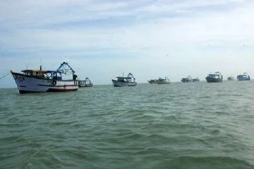 பொல்லுகள், குண்டுகளுடன் களமிறங்கினர் இந்திய மீனவர்கள்