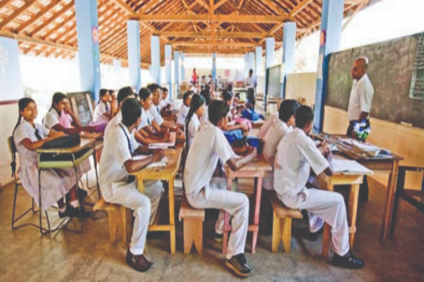 இலவசக் கல்வி அரசியல்வாதிகளின் பிள்ளைகளுக்கு பொருந்தாது : பேராசிரியர் கடும் தாக்கு | Free Education Is Not Relevant To The Politician