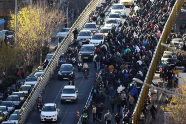 விண்ணைத் தொடும் பணவீக்கம்...! ஈரானை உலுக்கும் மக்கள் போராட்டம் | Iran Violent Protests Over Inflation Crisis விண்ணைத் தொடும் பணவீக்கம்...! ஈரானை உலுக்கும் மக்கள் போராட்டம் | Iran Violent Protests Over Inflation Crisis