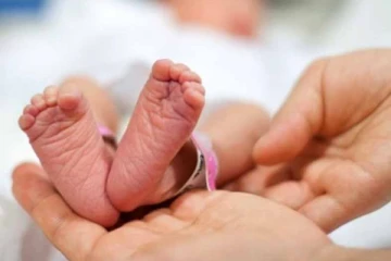 நாட்டில் தொடரும் துயரம்! பிறந்து 6 நாள்களேயான குழந்தை கொரோனாவினால் பலி