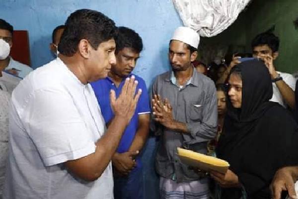 சிறுமி ஆயிஷாவின் குடும்பத்துக்கு சஜித் பிரேமதாச நிதியுதவி (PHOTOS) | Sajid Premadasa Sponsors The Family Little Aisha