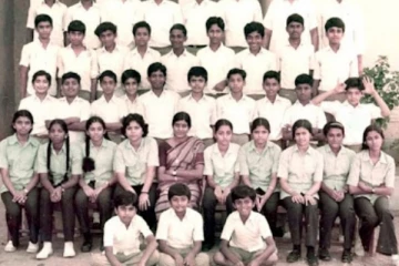 இந்த பள்ளி புகைப்படத்தில் இருக்கும் முன்னணி நடிகர் யார் தெரியுமா.. இதோ பாருங்க