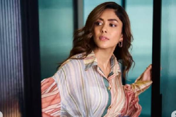 ஷார்ட் ஆடையணிந்து கலக்கல் போட்டோஷூட்!! நடிகை மிருணாள் தாகூரின் ரீசெண்ட் கிளிக்ஸ்.. | Actress Mrunal Thakur Recent Photoshoot ஷார்ட் ஆடையணிந்து கலக்கல் போட்டோஷூட்!! நடிகை மிருணாள் தாகூரின் ரீசெண்ட் கிளிக்ஸ்.. | Actress Mrunal Thakur Recent Photoshoot