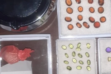 පුද්ගලයෙක් මැණික් මල්ලක් සමග අත්අඩංගුවට..