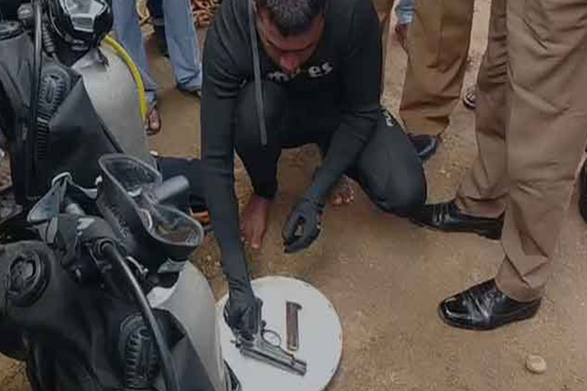 காணாமல் போன பொறுப்பதிகாரியின் துப்பாக்கி பாலத்திற்கு அருகில் கண்டுபிடிப்பு | Missing Officer S Gun Found Near Bridge காணாமல் போன பொறுப்பதிகாரியின் துப்பாக்கி பாலத்திற்கு அருகில் கண்டுபிடிப்பு | Missing Officer S Gun Found Near Bridge