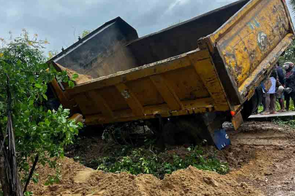 மணல் மாபியாக்களால் விபத்தை ஏற்படுத்தி கொல்லப்பட்டாரா கிளிநொச்சி குடும்பஸ்தர்? | Illegal Sand Mining Dies Accident Kilinochchi மணல் மாபியாக்களால் விபத்தை ஏற்படுத்தி கொல்லப்பட்டாரா கிளிநொச்சி குடும்பஸ்தர்? | Illegal Sand Mining Dies Accident Kilinochchi