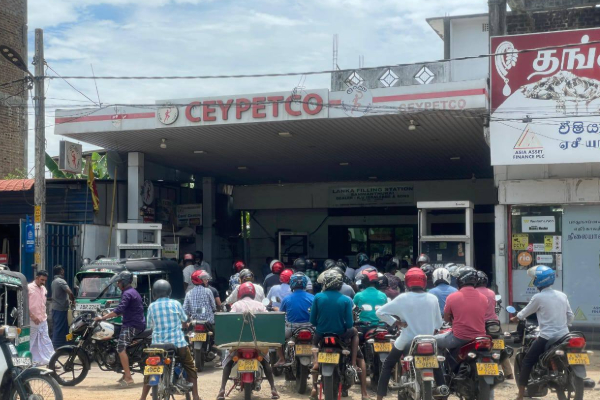 வளகுடா பதற்ற நிலை; எரிபொருள் நிரப்பு நிலையங்களில் குவிந்த மக்கள் | Middle East People Gathered Fuel Stations Lanka வளகுடா பதற்ற நிலை; எரிபொருள் நிரப்பு நிலையங்களில் குவிந்த மக்கள் | Middle East People Gathered Fuel Stations Lanka
