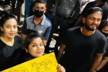 அரசாங்கத்திற்கு எதிராக போராட்ட களத்தில் இலங்கை கிரிக்கெட் அணியின் தலைவர்!  (Photo)