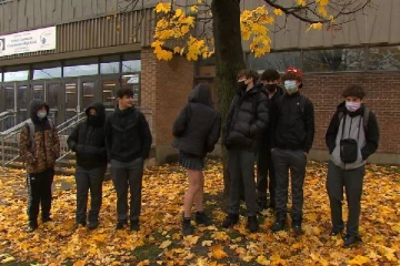 கனடா பள்ளியில் உடைகளை களைந்து மாணவர்களிடம் சோதனை: கொந்தளித்த பெற்றோர்