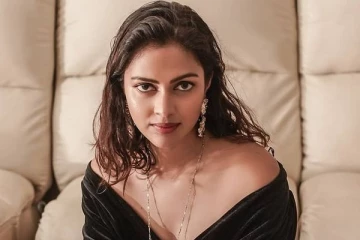மது பாட்டில் உடன் நடிகை அமலா பால்.. சர்ச்சையில் சிக்கிய புகைப்படம்..