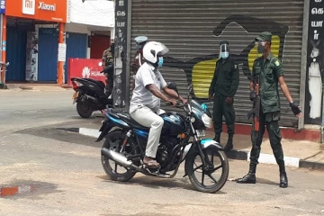ஊரடங்கு நேரத்தில் நடமாடுபவர்களை வழிமறித்து இராணுவத்தினரும், பொலிஸாரும் விசேட சோதனை
