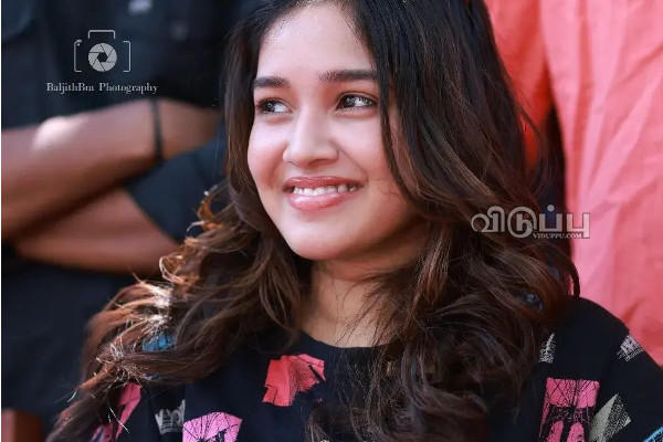 18 வயதில் நடிகையானதும் இப்படியா!! சொப்பன சுந்தரியாக மாறிய அஜித் ரீல் மகள் அனிகா.. | Anikha Surendran After First Movie Hot Photos