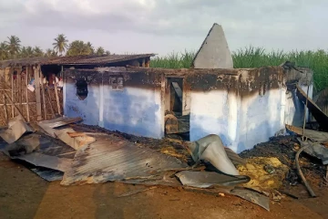 வடமாநில தொழிலாளர்கள் தங்கியிருந்த குடிசைகளுக்கு தீ வைத்த மர்ம நபர்கள்..!