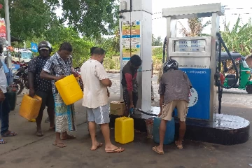 நீண்ட காத்திருப்பிற்கு பின்னர் அச்சுவேலி பகுதி விவசாயிகளுக்கு டீசல் வழங்கி வைப்பு (PHOTOS)