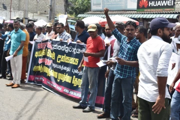தேர்தல் ஒத்திவைப்பை கண்டித்து எதிர்ப்பு ஆர்ப்பாட்டம் (படங்கள்)