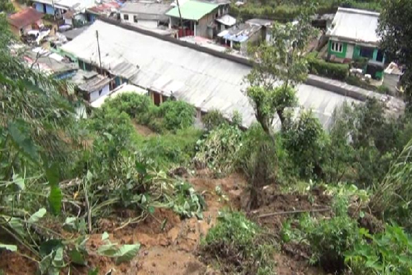 பொகவந்தலாவ பகுதியில் மண்சரிவு - 22 பேர் பாதிப்பு(Video) | Landslide Bogawantalawa 22 People Affected